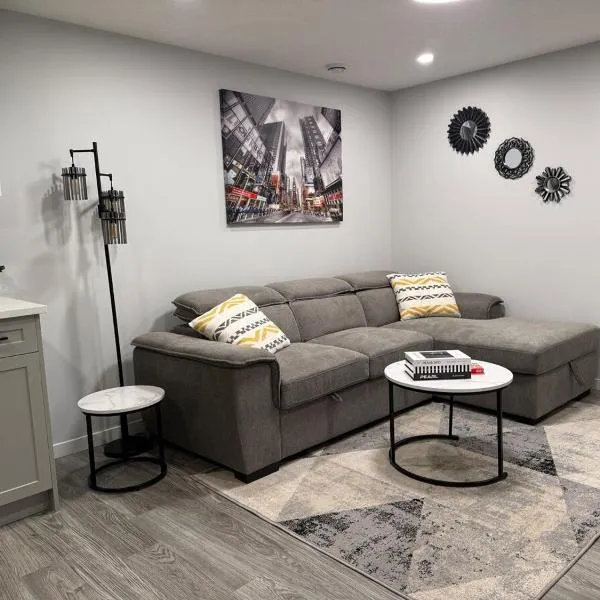 Relax, Recharge, Repeat 2Bedroom Walkout Haven, hotel in Calgary