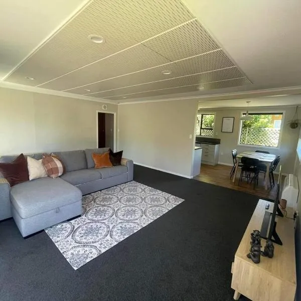 Peaceful home close to town center, hotel v destinaci Te Anau
