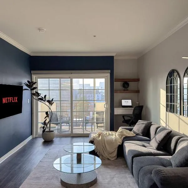 Bright & Spacious in Iconic LA Neighborhood Free parking - 10mins to Cedars, hotel in Los Angeles