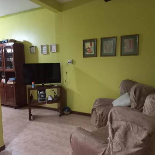 Casa céntrica amplia con patio, hotel v destinaci Quitilipi