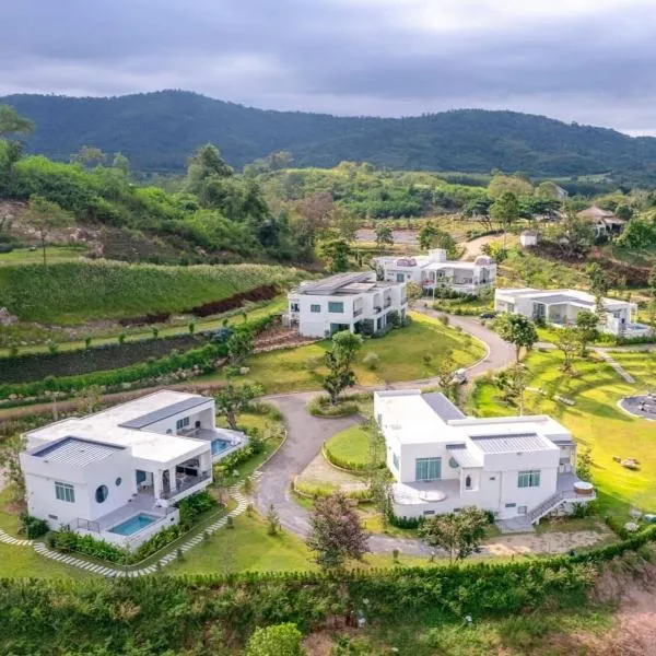 The Peak Hill Pool Villa, hotel in Ban Wa Kachieo