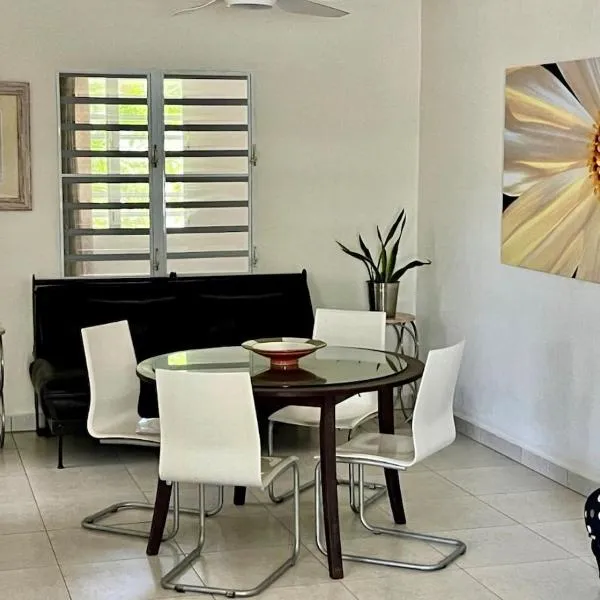 Spacious 3 Bedroom 2 Bathroom Marigot Home, hotel in Marigot