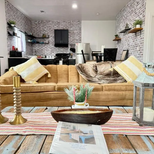 GUEST RANCH HOUSE w POOL access near NATL PARKS, hotel en Dinuba