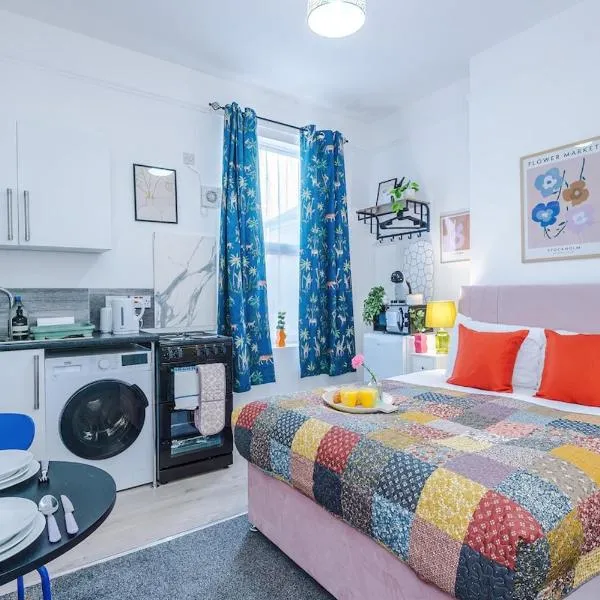 Jephsons Lodge Studio 7 - Town Centre, WiFi, Free Disney & Prime, hotel in Leamington Spa