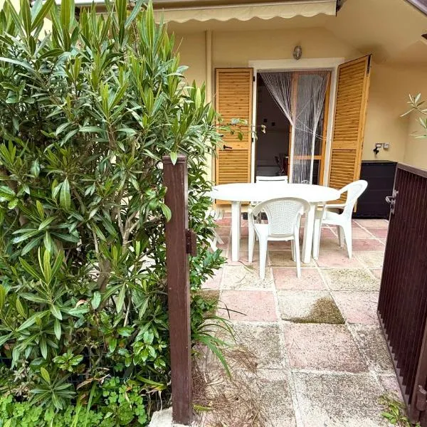 M415 - Marcelli Trilocale piano terra con corte esterna, hotel em Marcelli