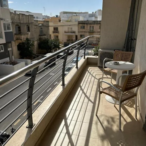 Swieqi sunny central airy quiet Apartment in Malta, hotel v destinaci Is-Swieqi