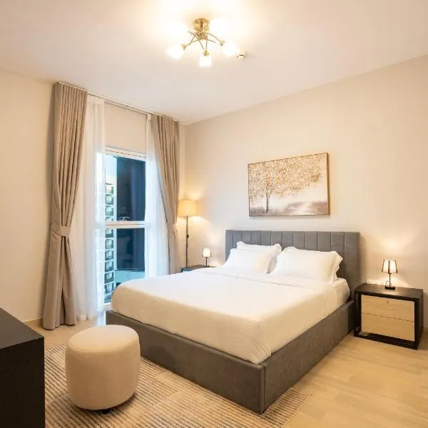 Ferrari World & Seaworld - Luxe 2bhk Canal View, hotel v destinaci Yas Island