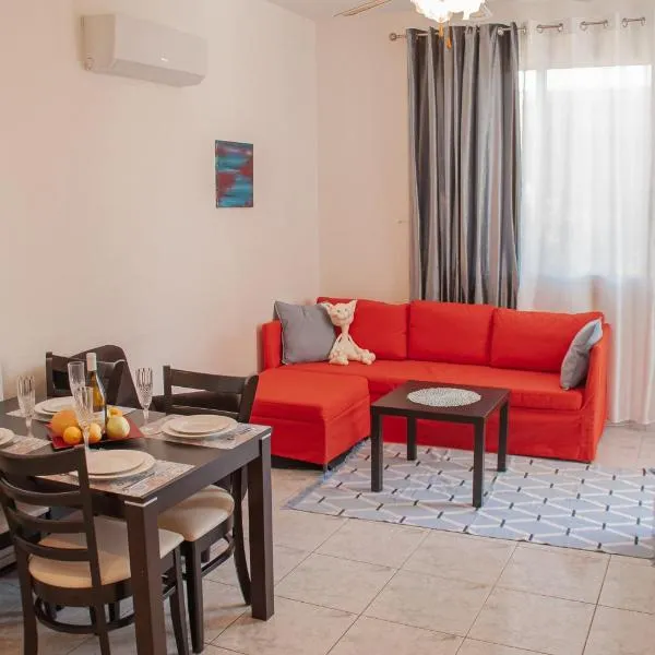 Cozy 1 bedroom apartment in walking distance to the municipal beach, hotel in Paphos City