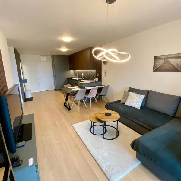 NEW apartment with free garage parking near the airport, hotel Főréven