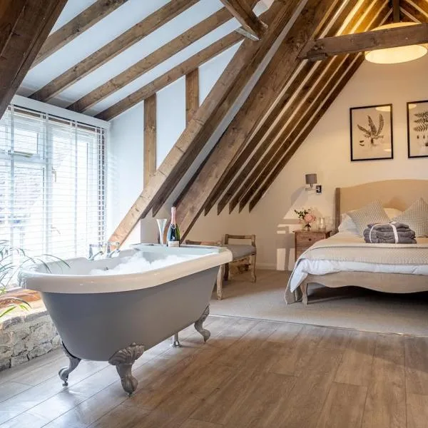 Luxury Thatched Cotswold Cottage, amazing location, hotel v destinaci Cheltenham