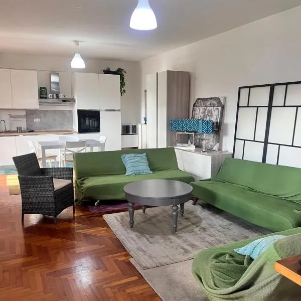 Casa di Zoe apartment - Punto di sosta x bikes auto e moto a 20 minuti dall'autostrada - parcheggio privato - giardino con barbecue -, hotel a Civita Castellana