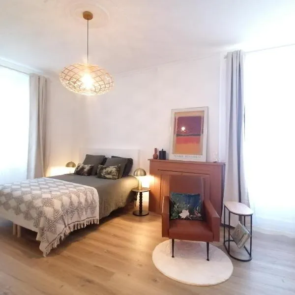 2 chambres à 13km du Puy dufou, hotel v destinaci Saint-Amand-sur-Sèvre