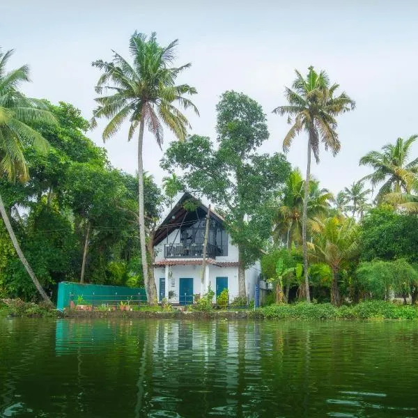 Lakefront 2BHK villa I Cozy A-frame balcony deck & BBQ grill, hotel v destinaci Kollam