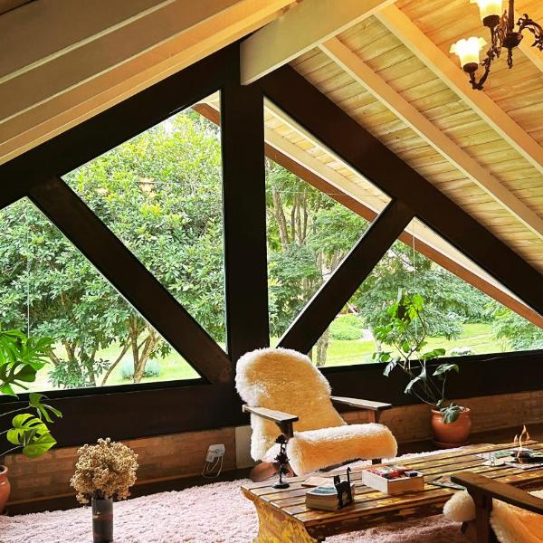 CHALÉ HORTÊNSIA Lindo chalé NO CAMPO com roupas de cama e banho impecáveis, Wi-Fi StarLink de alta velocidade, cozinha equipada, estacionamento privativo, decks, jardins, lareiras, conforto, privacidade e belíssimas paisagens