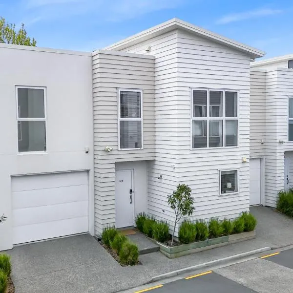 River City Retreat! King Bed & Central - By KOSH BNB, hotel in Hamilton