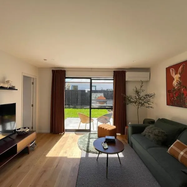 The Gilded Cross - Luxury CBD 3 Bedrooms, hotel in Christchurch