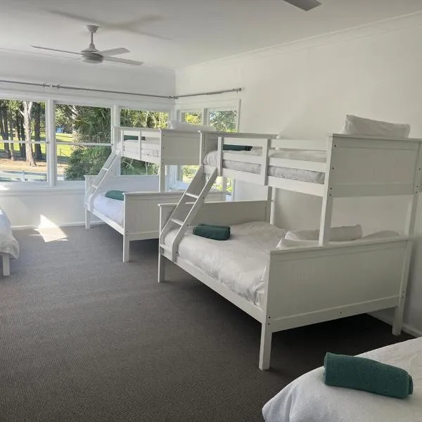 Mollymook- Walk to Beach, Surf, Golf Course & Club – hotel w mieście Mollymook
