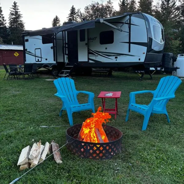 Luxury Rocky Mountain Glamping in Golden Canada Family Friendly AC Campfire Northern Lights Stargazing, hotel en Golden