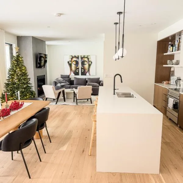 Ostrya Luxury Condo, Steps from the Slopes!, hotel v destinaci Mont-Tremblant
