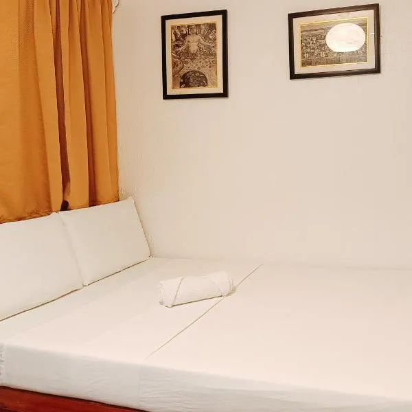 Hotel Elinas and Restaurant, hotel v destinaci Tuguegarao City