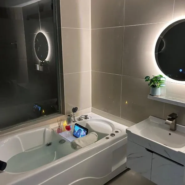 Relaxing Muji Retreat with Jacuzzi, Retro Games, MRT, hotel v Kuala Lumpur