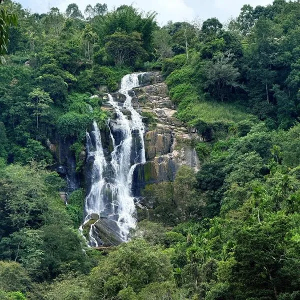 Ella waterfall view, hotel v destinaci Ella