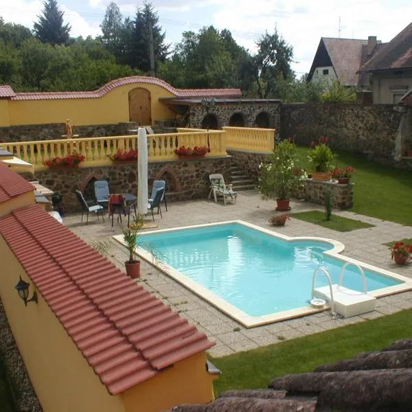 Penzion a Restaurace Nad Hradem, hotel di Sýkořice