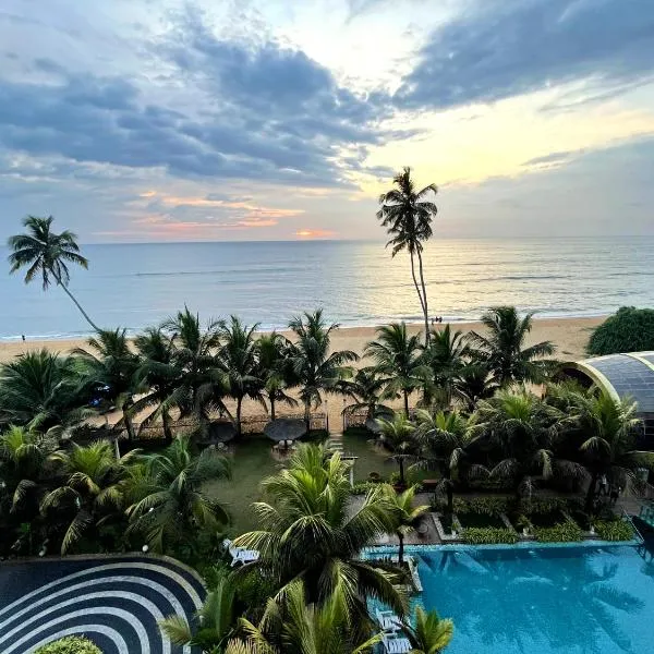 Aryana Queen Beach Resort, hotel in Wadduwa