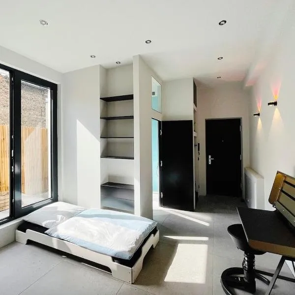 Room with a bathroom and private entrance door, hotel u Berlinu