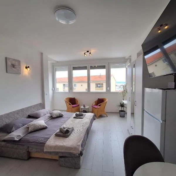 Mystic Grey Studio Apartment, hotel v destinaci Ploče