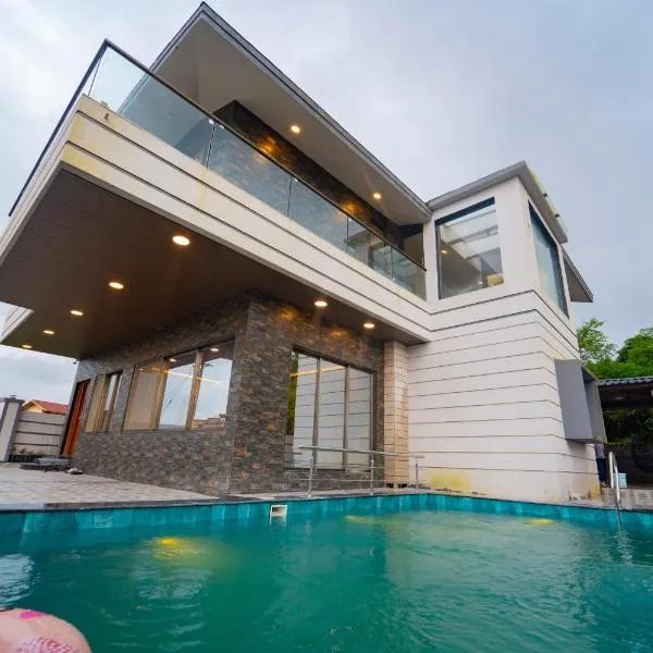 Royal Cabana Lonavla - 6BHK Luxury Villa with Heated pool and Turf, hotel v destinácii Lonavala
