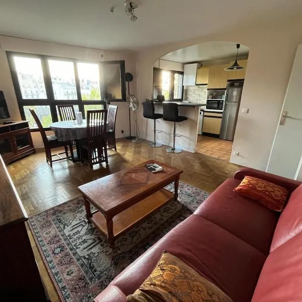 Spacious and bright apartment 2min from Paris, hotel v destinácii Saint-Mandé