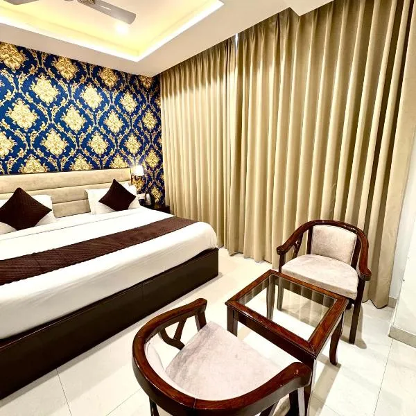 Hotel Lycoris Zirakpur Chandigarh !! Main Highway Hotel ! Lift ! Large Parking ! Premium AC Rooms ! Traveler choice, hotel di Zirakpur