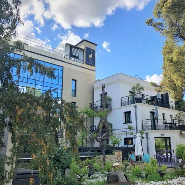 Appart'Hôtel La Girafe: La Penne-sur-Huveaune şehrinde bir otel