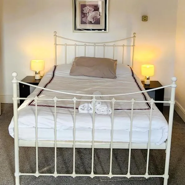 Spacious Ensuite Room with Charming Bay Window, hotel v destinaci Sheffield