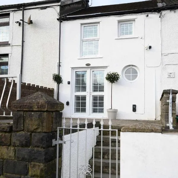 Bay Tree Cottage Rhondda Valley By STAE-Homes, hotelli kohteessa Porth