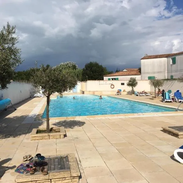 Belle maison dans résidence avec piscine, hotel v destinaci La Flotte