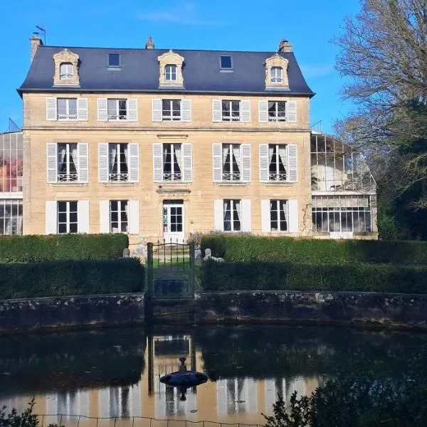 Chambres d'Hôtes Château de Damigny, hotel v destinaci Saint-Martin-des-Entrées