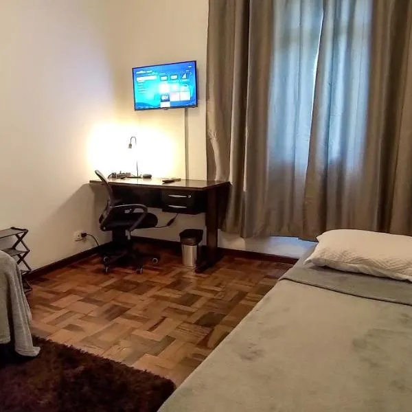 Quarto da Fê, central, perto de tudo o que você precisa!, hotel in Curitiba