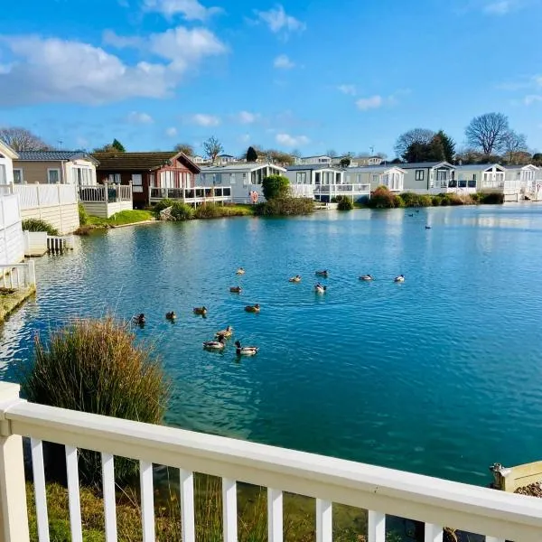 Lakeside mini lodge, hotel in Saint Osyth