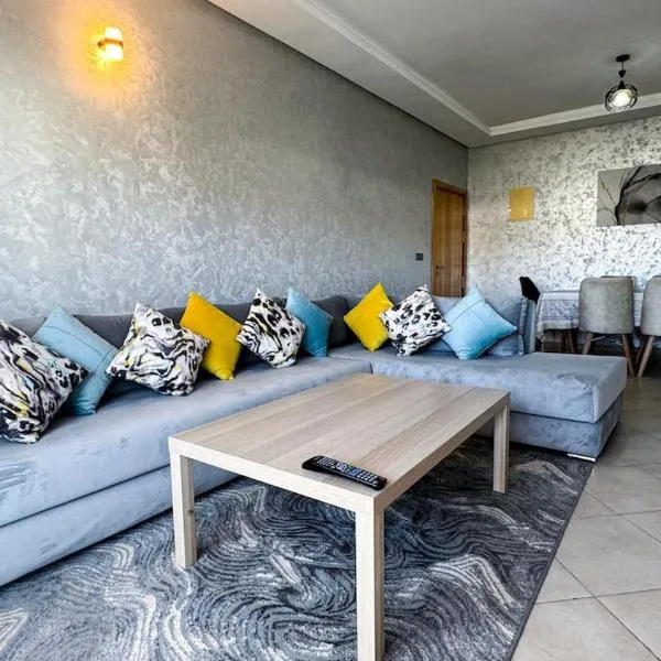 Luxe Appartement - vue sur montagne Plage, Piscine & Jeux pour Enfants, hôtel à Agadir nʼ Aït Sa