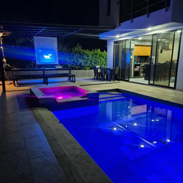 Fm Luxury Villa de arquitectura mediterránea piscina privada y cine, hotell sihtkohas Melgar