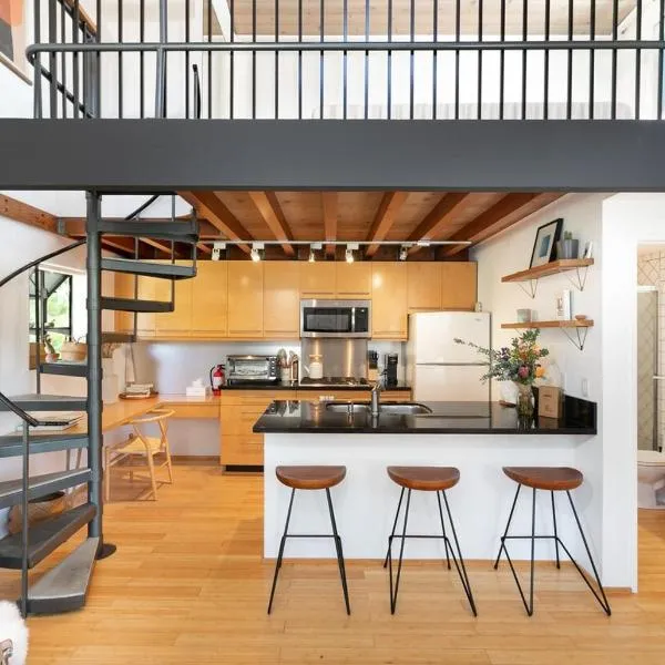 Private Venice Beach Loft - Steps to the Beach & Canals, hotel in Los Angeles