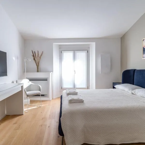Cà del Lago, hotel v destinaci Arona