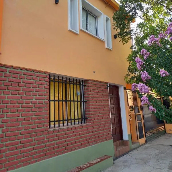 Departamento tres ambientes, hotel in El Carmen