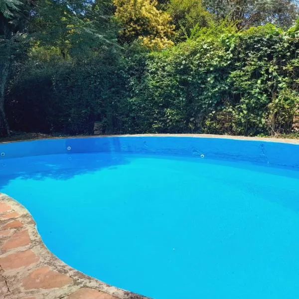 Casa quinta con gran parque, pileta y parrilla a 15 min del aeropuerto、La Uniónのホテル
