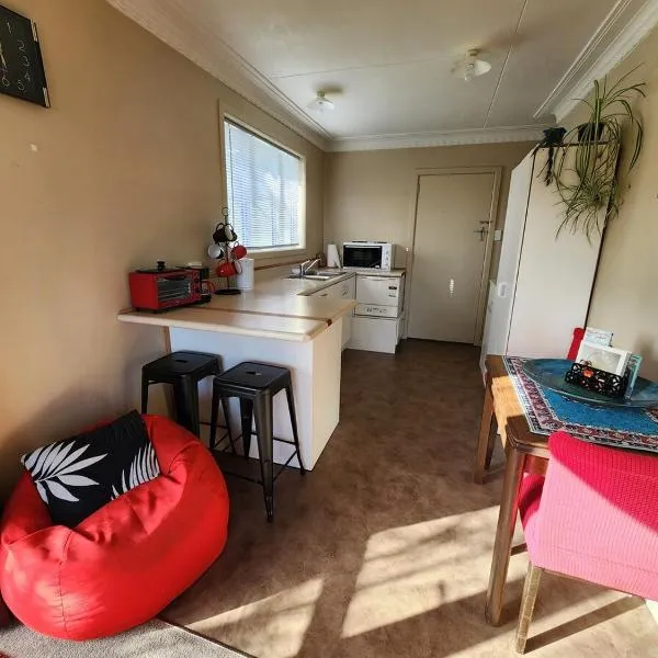 Guest Suite with private entry own kitchen and bathroom, hotel v destinaci Oamaru