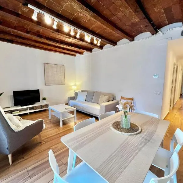 Bright & Spacious Family Flat in Central Barcelona, hotel di Barcelona