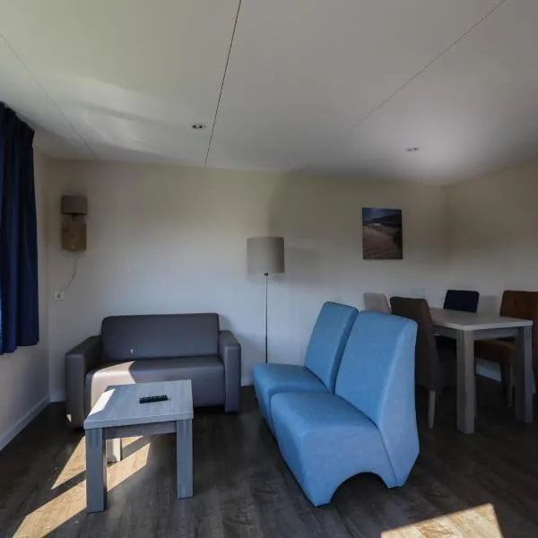 Chalet on the recreational lake and the Veluwe, hotel v destinaci Lathum