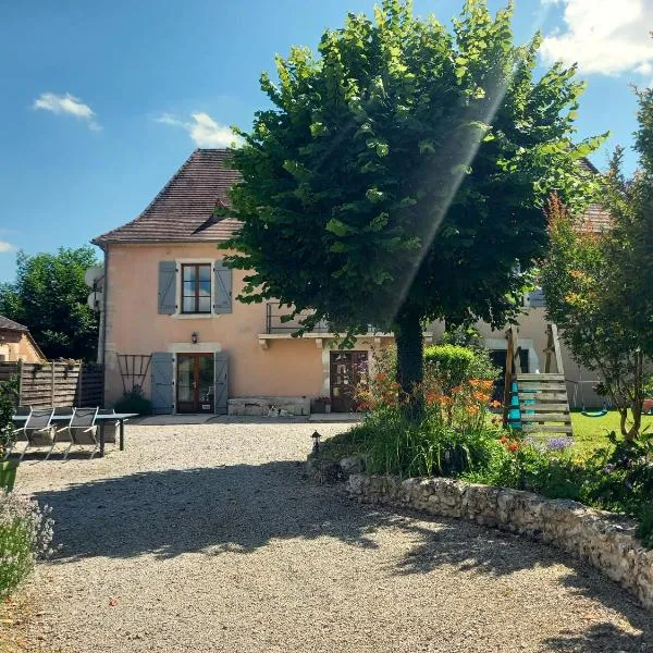 Au pays de Jacquou : Chambre d’hôtes et table d’hôtes – hotel w mieście Fossemagne